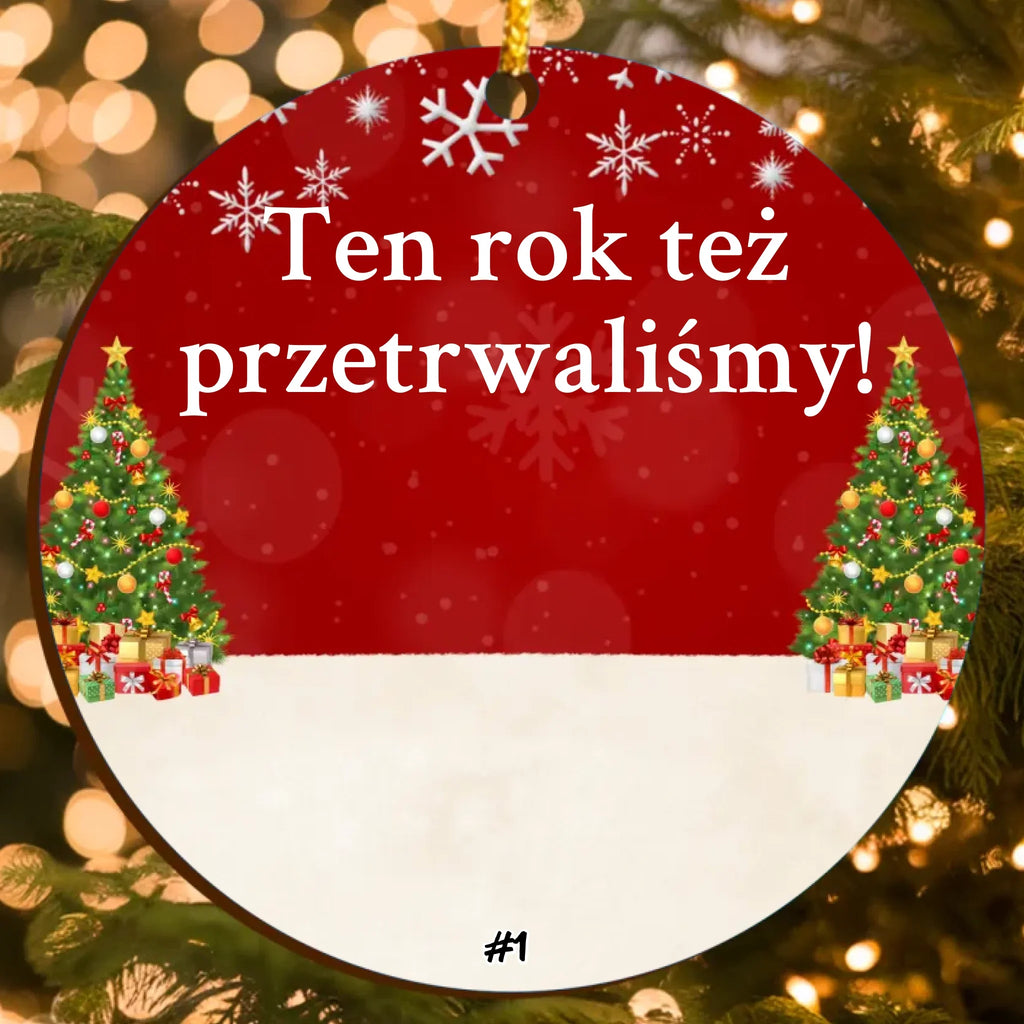 Personalizowana ozdoba świąteczna z postaciami (do 6 osób) oraz własnym tekstem – Ten rok też przetrwaliśmy!