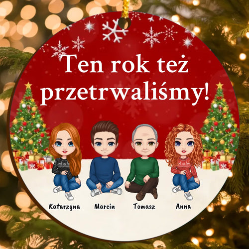 Personalizowana ozdoba świąteczna z postaciami (do 6 osób) oraz własnym tekstem – Ten rok też przetrwaliśmy!